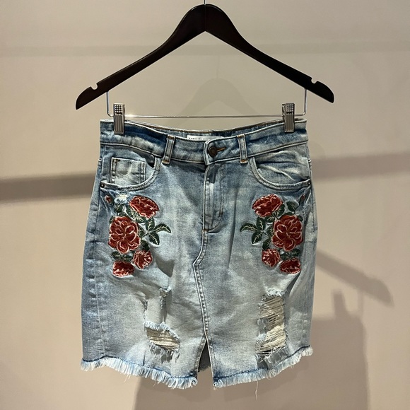 Denim mini skirt size medium - Picture 3 of 7